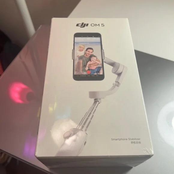 DJI OM 5 Smartphone Stabilizer in White - Picture 2 of 8